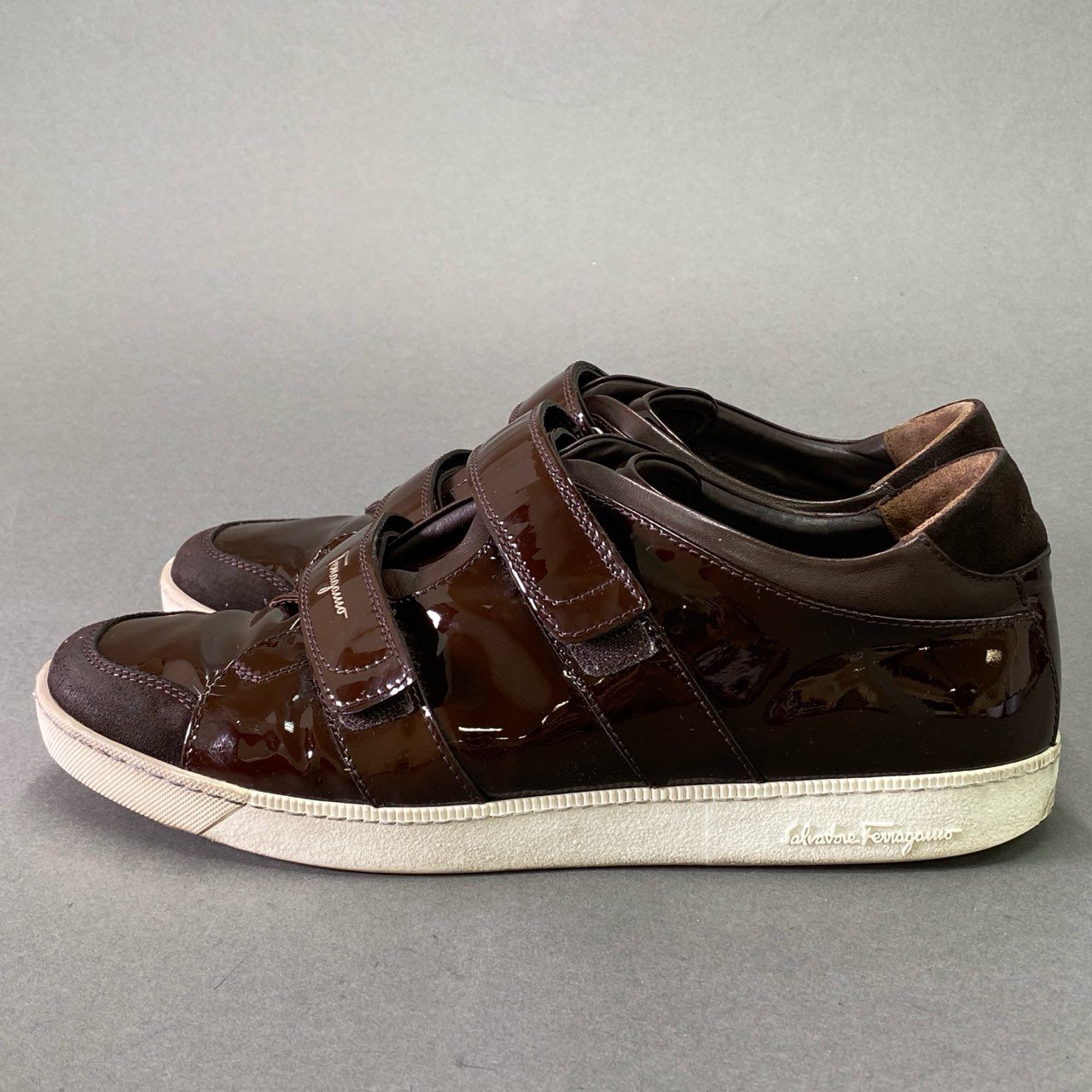 4d22 Salvatore Ferragamo サルヴァトーレ フェラガモ エナメル ベルクロスニーカー 8 1/2 ブラウン パテントレザー シューズ 箱 保存袋付き