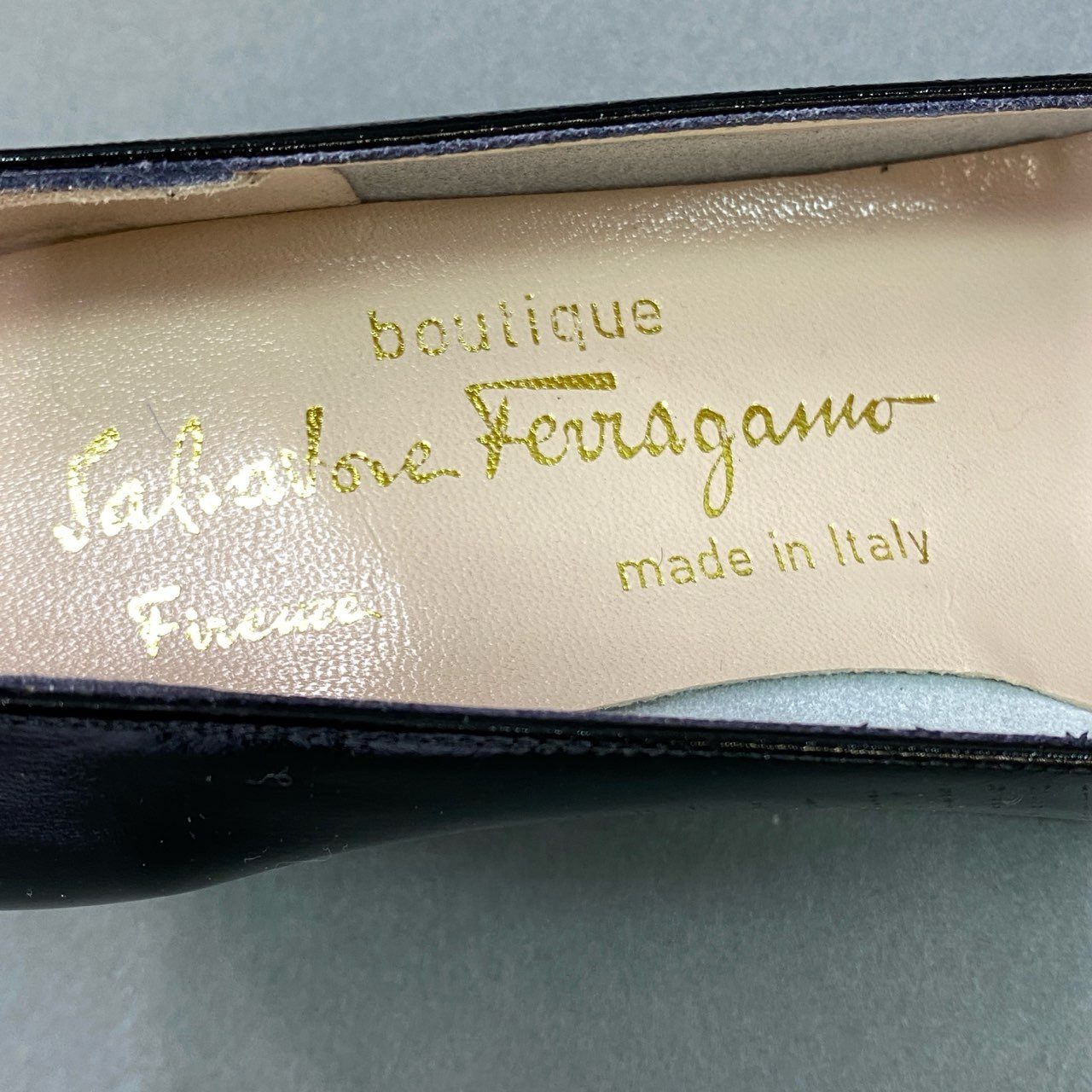 2f4 《未使用品》 Salvatore Ferragamo サルヴァトーレ フェラガモ LAVILLA ロゴプレート レザーパンプス 6 ブラック leather シューズ 箱付き