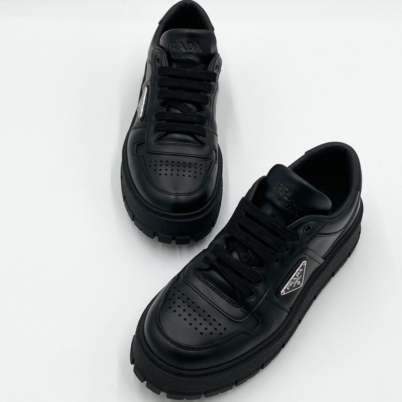 1h20《極美品》 PRADA プラダ レザースニーカー ローカット シューズ トライアングルロゴ 2EG452 サイズ7 ブラック レザー メンズk02i