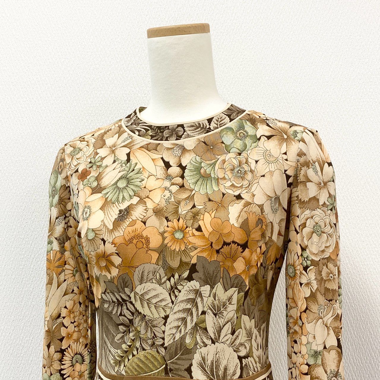 78i11 LEONARD レオナール 長袖ワンピース ウエスト切替ワンピース 花柄 総柄 ジャージー レディース 女性用 2 ベージュ系 マルチカラー シルク100%u02t
