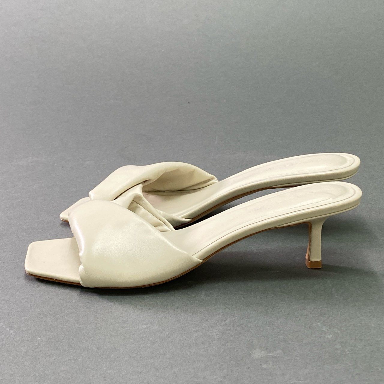 1e26 《美品》定価¥53.900 STUDIO AMELIA スタジオアメリア TWISTED FRONT SANDAL ツイステッドサンダル 23.5cm ホワイトベージュ レザー シューズ 夏