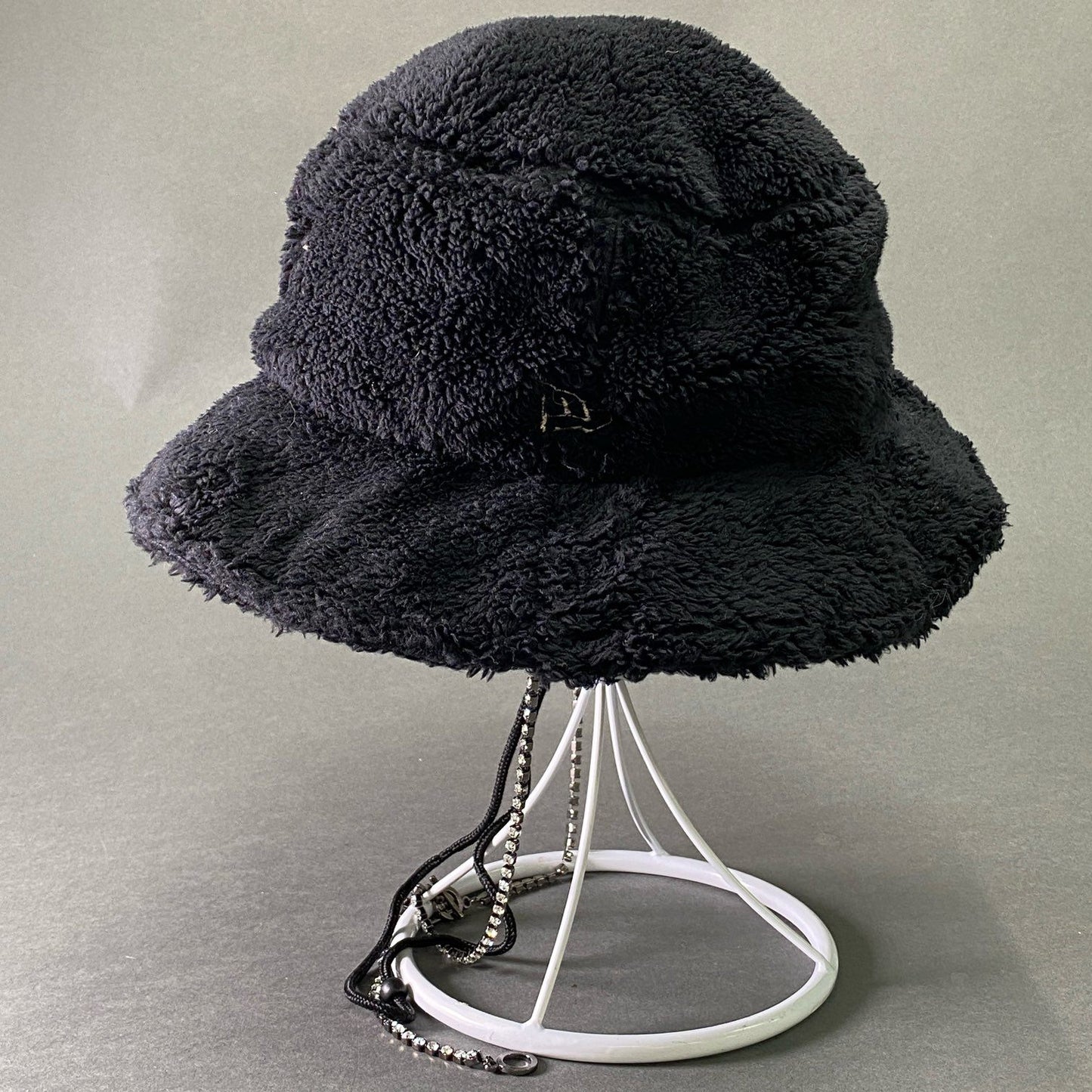 e8 《美品》 N゜21 ヌメロヴェントゥーノ × NEW ERA ニューエラ アドベンチャーライト ボアフリース バケットハット ブラック クリスタルチェーン 帽子