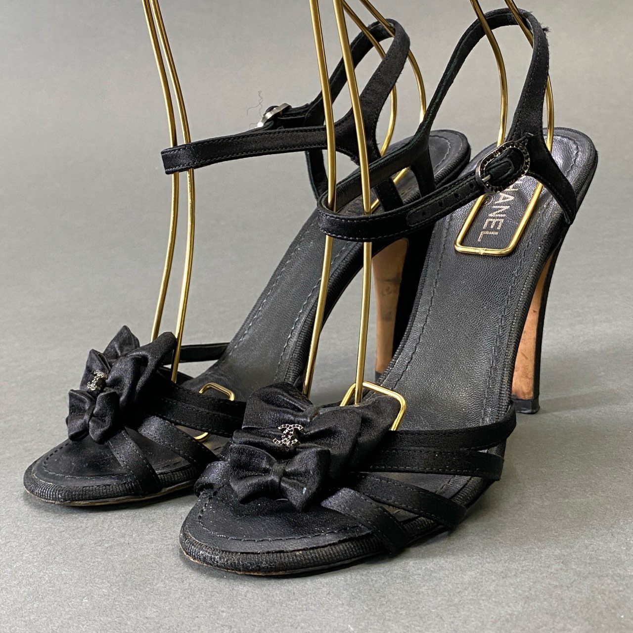 1g28 CHANEL シャネル ココマーク 3連リボン ヒールサンダル 37C ブラック サテン シューズ イタリア製