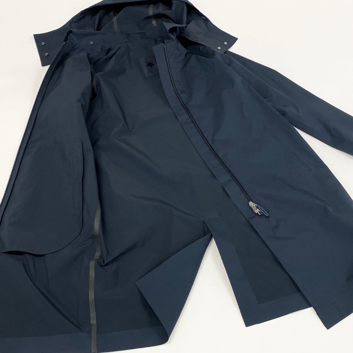 57g31 《美品》 DESCENTE デサント 撥水 ハードシェルコート DAWRGC42 M ネイビー アウトドア ジャケット ハイキング 登山 防水t18r