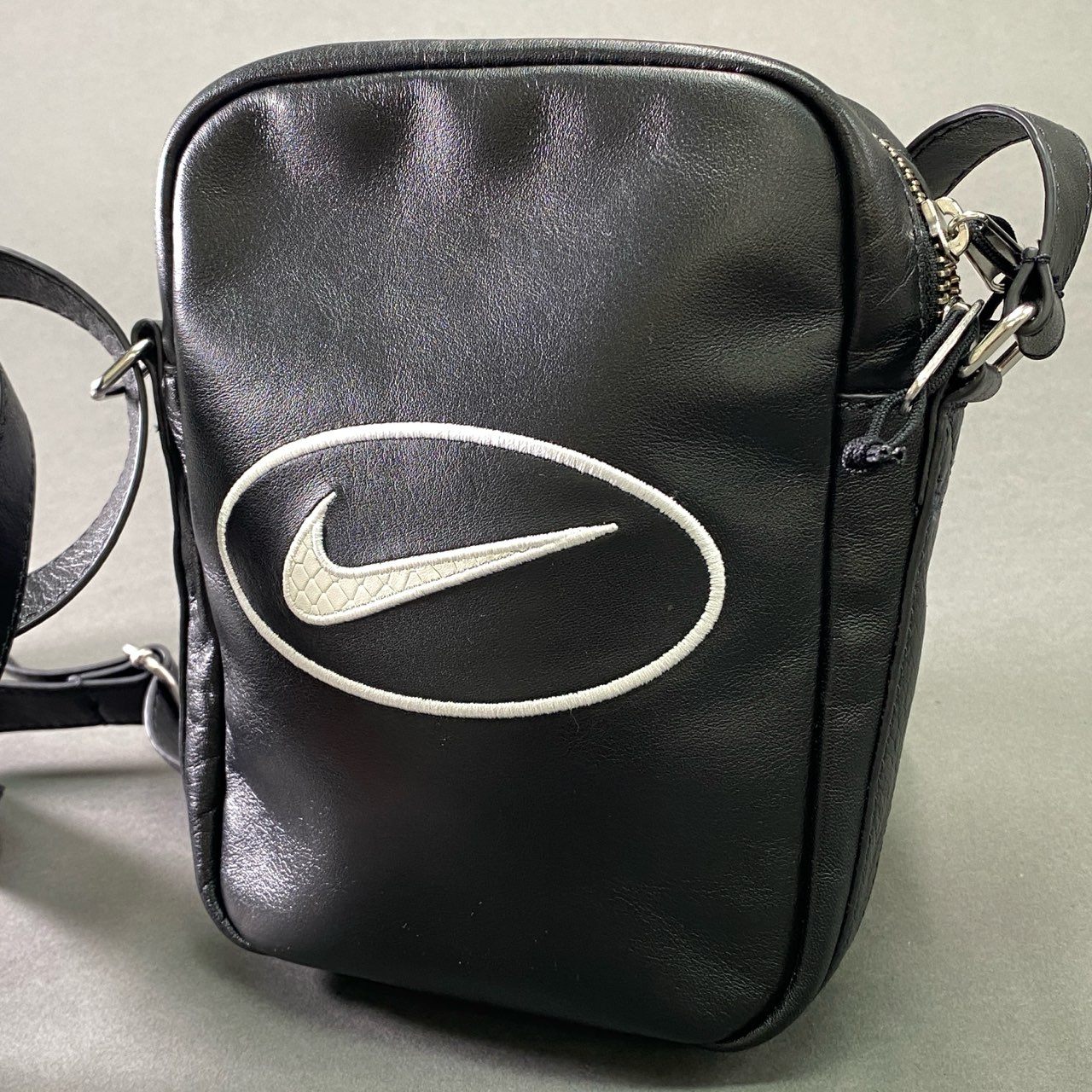 Hg9 SUPREME NIKE シュプリーム ナイキ LEATHER SHOULDER BAG レザーショルダーバッグ HJ7964-045 ブラック 牛革 メンズ