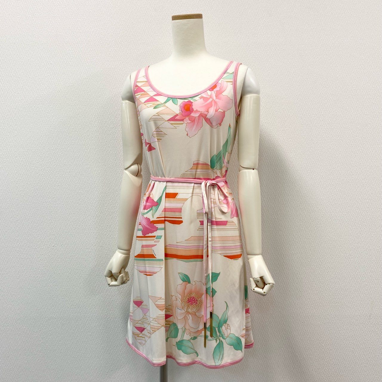 66i18 《美品》 LEONARD レオナール 美しい花柄プリント カンカン素材 ノースリーブワンピース ひざ丈ワンピース 0330243 サイズ1 ピンク レディースu02t