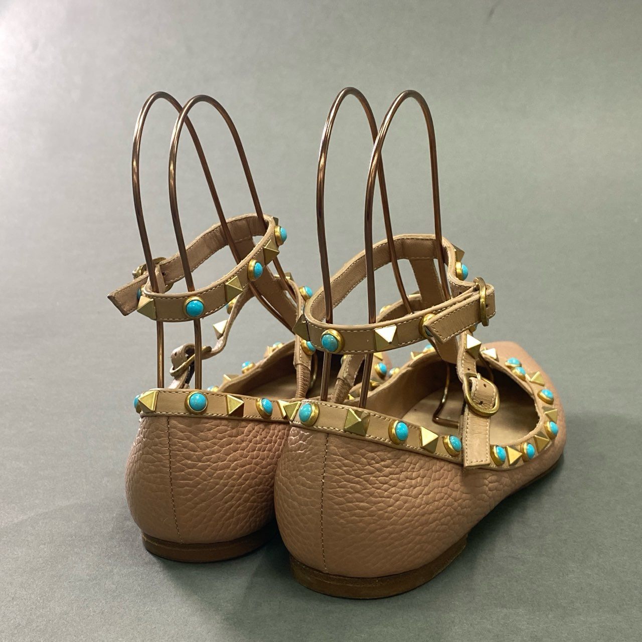 5c21 VALENTINO GARAVANI ヴァレンティノ ガラヴァーニ ゴールドスタッズ × ターコイズ ストラップ フラットシューズ 37 1/2 ピンク レザー シューズ イタリア製