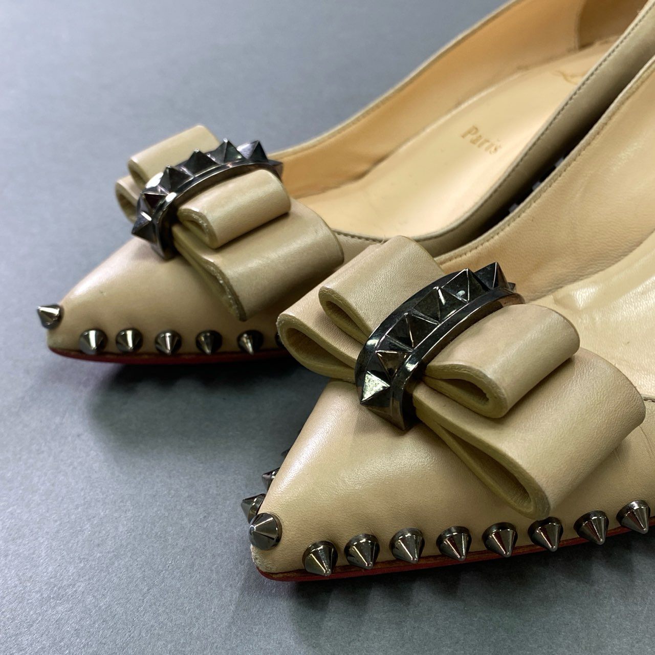 2k11 Christian Louboutin クリスチャン ルブタン ロックスタッズ リボンパンプス 35 1/2 ベージュ レザー シューズ イタリア製