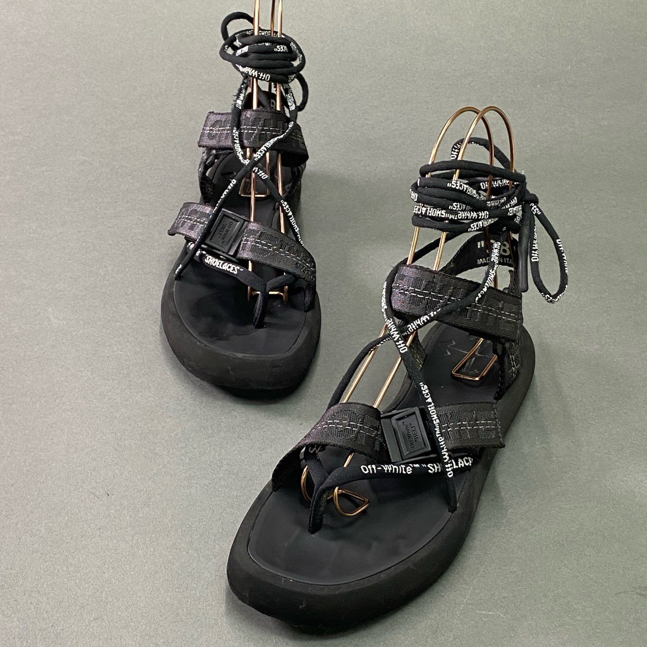 3c10 OFF-WHITE オフホワイト マルチストラップ トングサンダル 38 ブラック レースアップ シューズ 夏