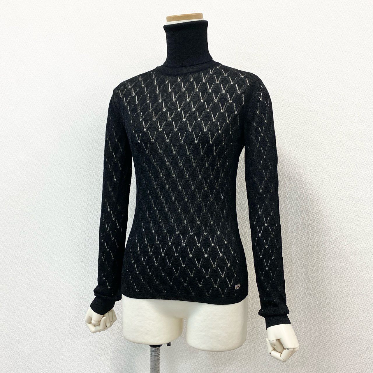 7f11 【美品】CHANEL シャネル 2023AW タートルネック ラメ入り 薄手ニット トップス ロゴプレート P75380K10834 サイズ36 ブラック レディース