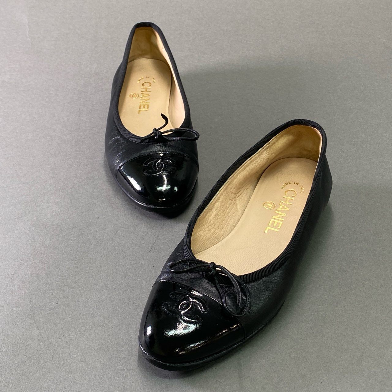1d14 CHANEL シャネル エナメル ラムレザー フラットシューズ 36 1/2 ブラック Leather ココマーク バレエシューズ イタリア製 保存袋付き