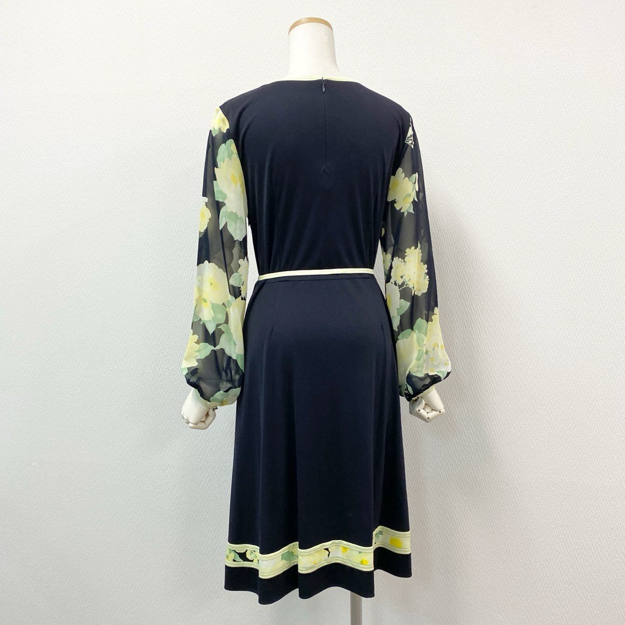 42h22《美品》 LEONARD レオナール カンカン素材 ベルト付き シアー切替 フラワーワンピース ドレス 0350302 40 ネイビー イエロー 画像参照 美しい花柄プリント ペチコート付t18r