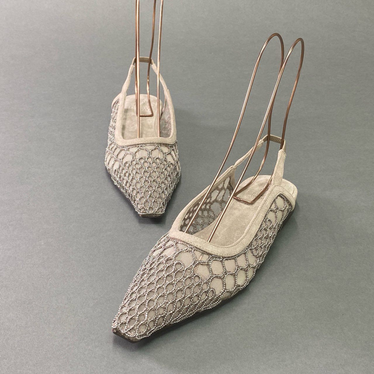 1c6 《美品》 BRUNELLO CUCINELLI ブルネロクチネリ 現行モデル フラットシューズ パンプス スリングバック ビーズ装飾 レース スエード 36 グレー