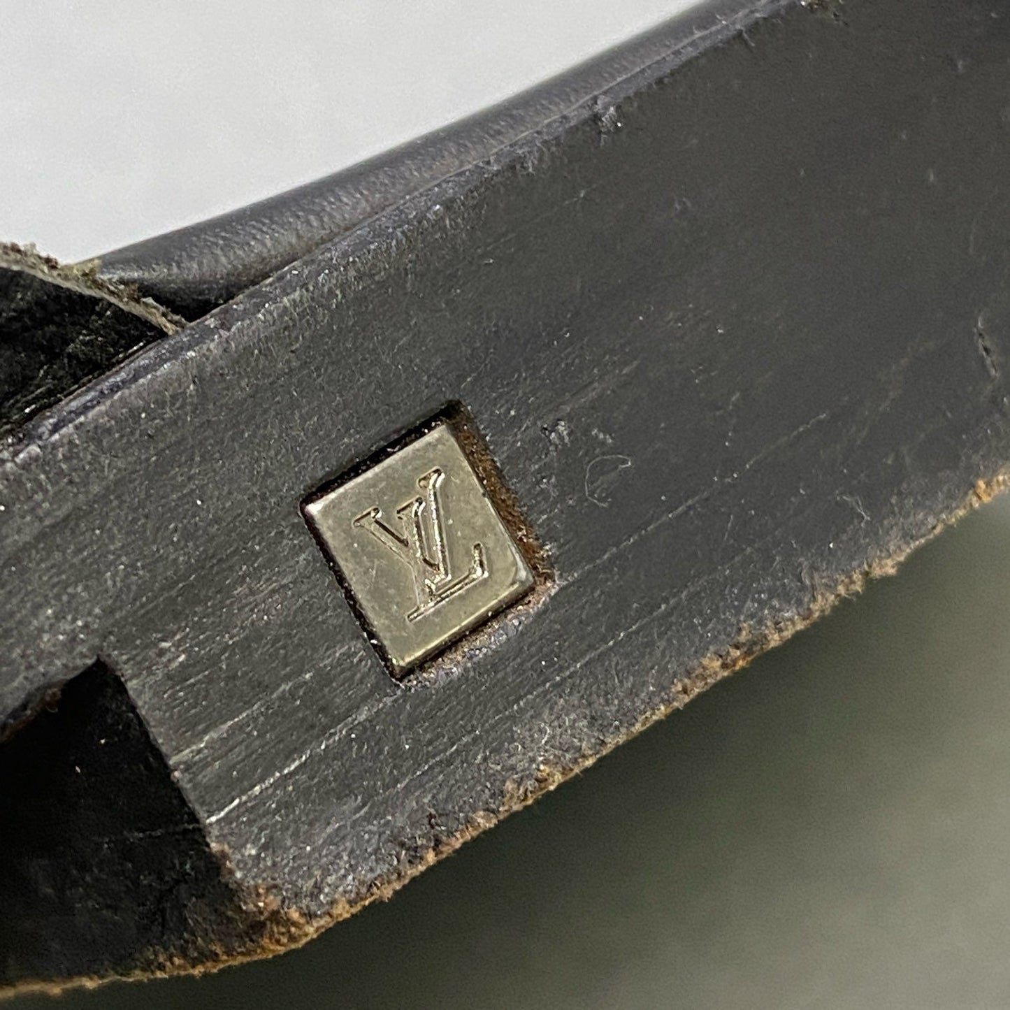 4g8《美品》 LOUIS VUITTON ルイヴィトン フラット クロスレザー サンダル 8 ブラック Leather シューズ イタリア製
