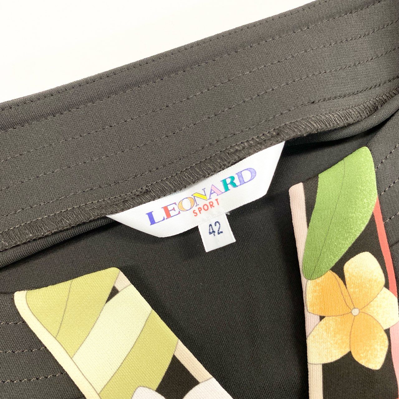 67g21 《美品》 LEONARD レオナール 美しい花柄プリント チュニック ブラウス トップス スキッパー 袖丈調整可能 手洗い可能 サイズ42 ダークブラウン ポリエステル レディース 日本製