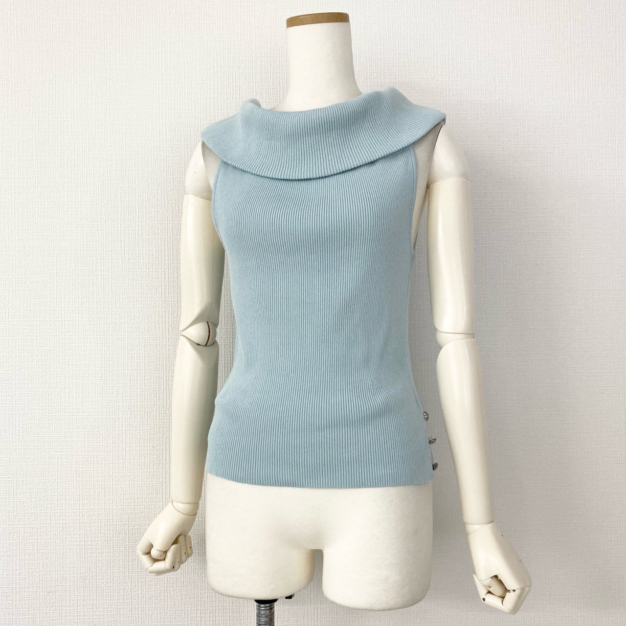 52d14 《タグ付き》 Rene ルネ ノースリーブ タートルネック リブニット セーター トップス カメリアボタン 5932040 サイズ38 ライトブルー レディース 日本製