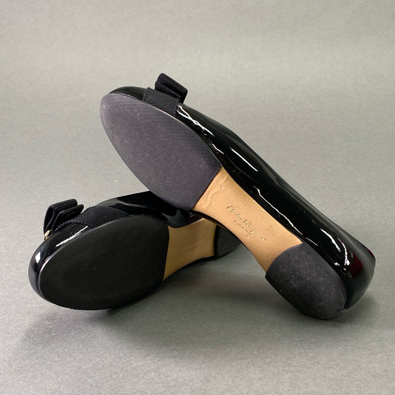 10f8 《美品》 Salvatore Ferragamo サルヴァトーレ フェラガモ VARA ヴァラリボン エナメルパンプス 5 ブラック パテントレザー フラットシューズ イタリア製 箱付き
