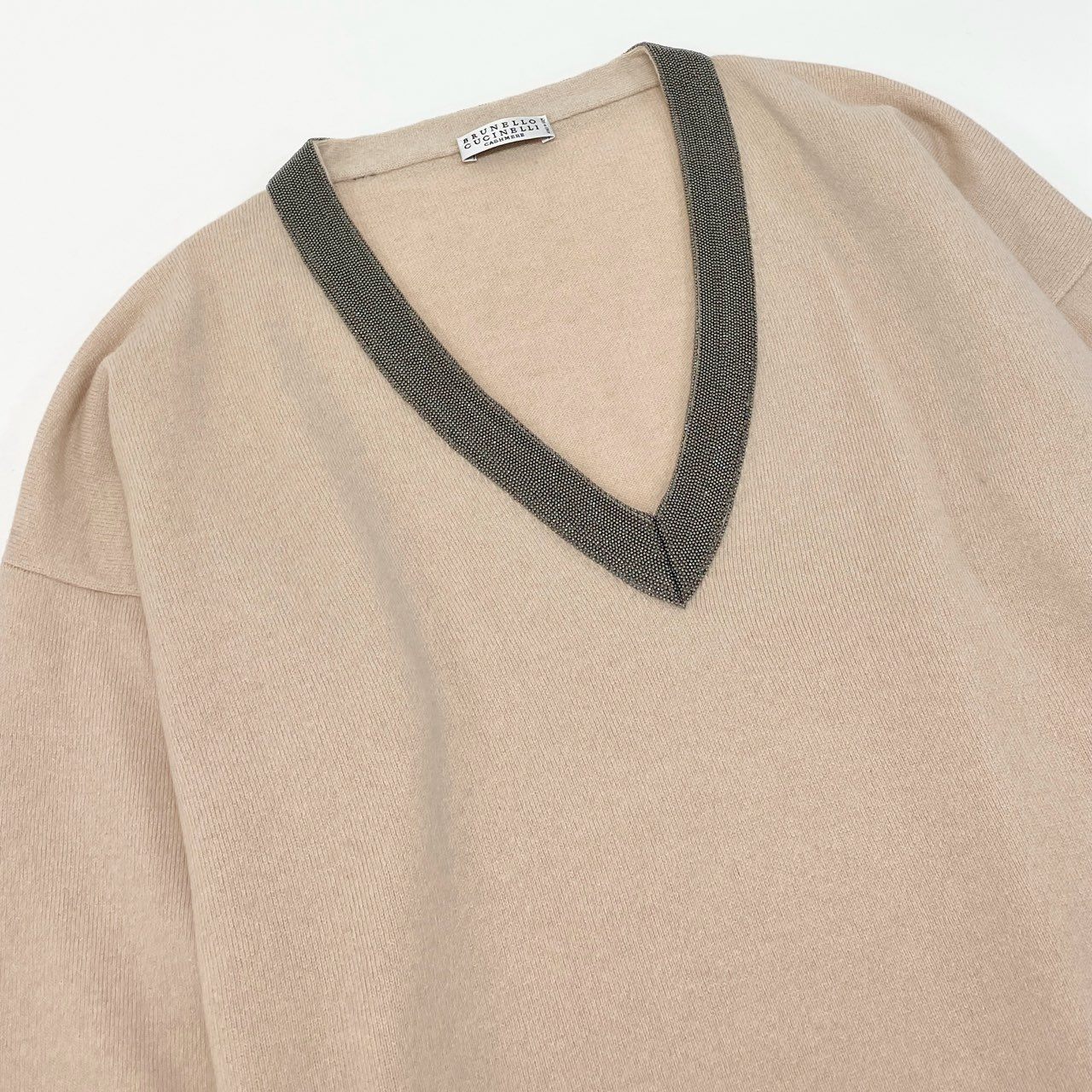 53e19 BRUNELLO CUCINELLI ブルネロクチネリ ビーズデザイン Vネック カシミヤニットセーター サイズM ライトベージュ カシミヤ100%