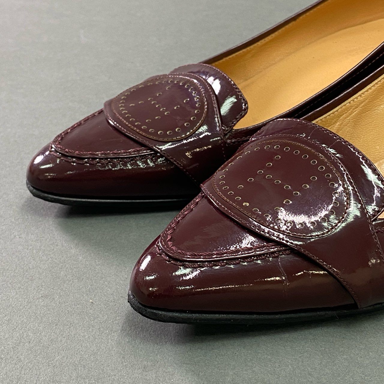 2c10 HERMES エルメス エブリン Hロゴ エナメル パンプス 35 1/2 ボルドー パテントレザー イタリア製 シューズ パンチング