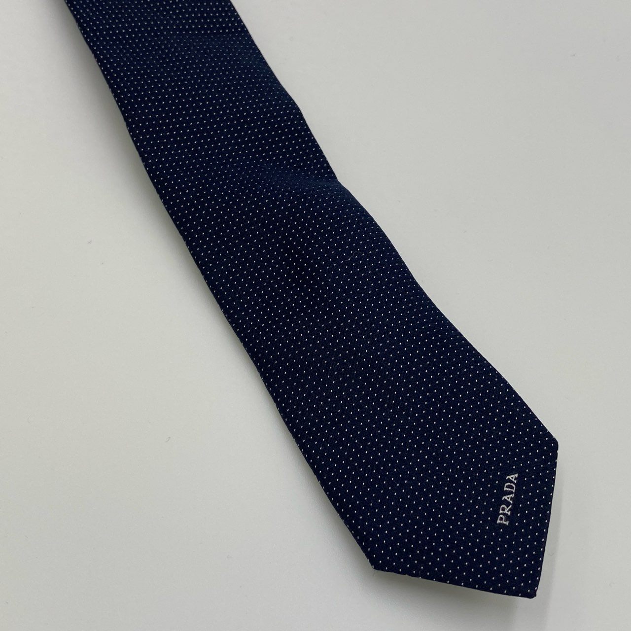 h7 PRADA プラダ ドット柄 ネクタイ 服飾小物 ビジネス◎ セレモニー◎ ロゴ刺繍 ネイビー メンズk02i