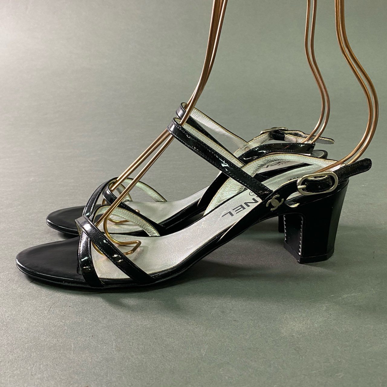 7b12 CHANEL シャネル アンクルストラップ ヒールサンダル チャンキーヒール ココマーク イタリア製 レディース 36 1/2 ブラック エナメル