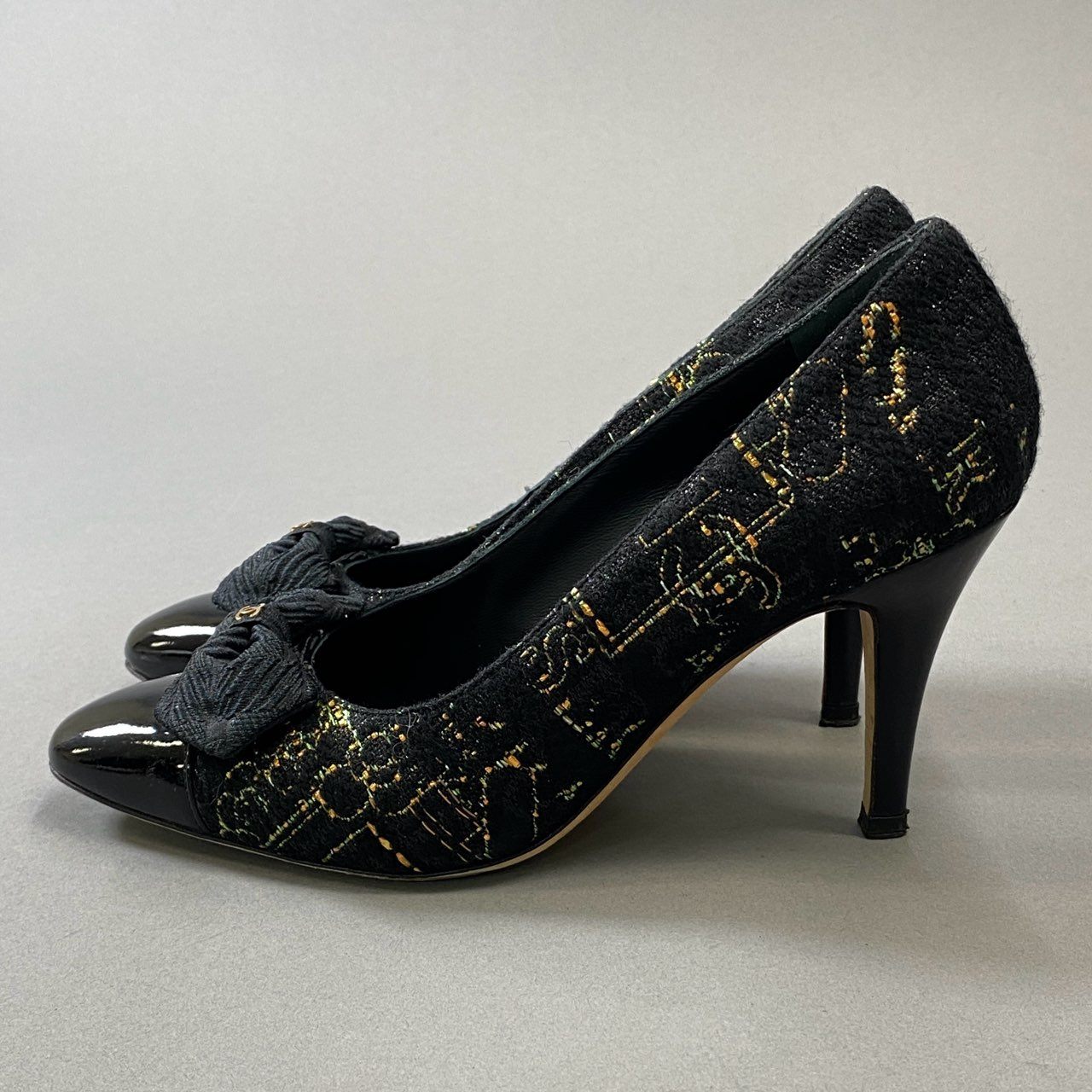 1h15《美品》 CHANEL シャネル TWEED PATENT RIBBON PUMPS ココマーク リボン ツイードラメパンプス G31387 36 1/2 ブラック 箱 保存袋付きt18r