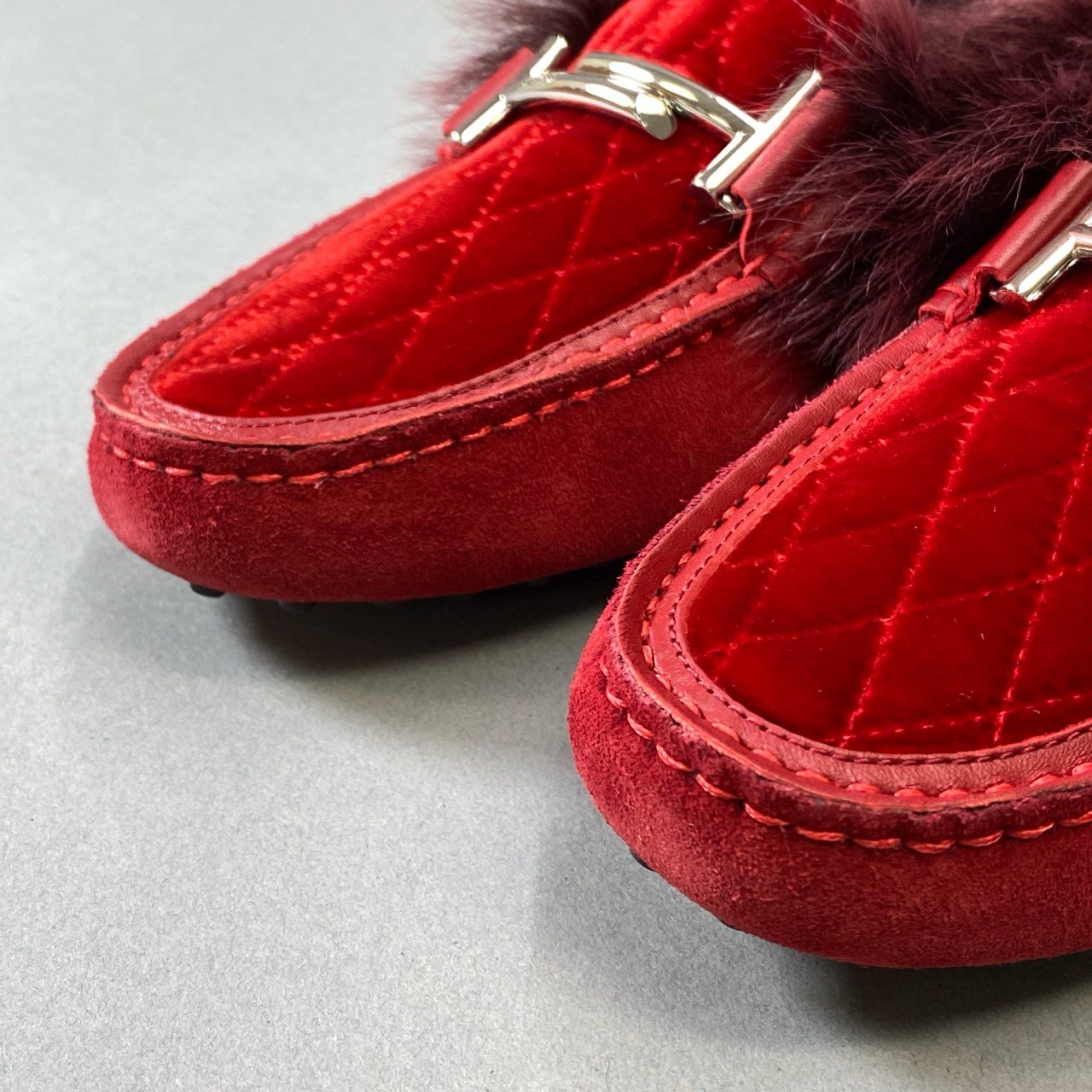 5j16 《極美品》 TOD`S トッズ 定価¥135.200 GOMMINI MATELASS DOPPIA T FUR J41 ドライビングシューズ フラットシューズ ファー キルティング スエード レザー XXW00G0Y630J4I01BA 40 レッドu02t