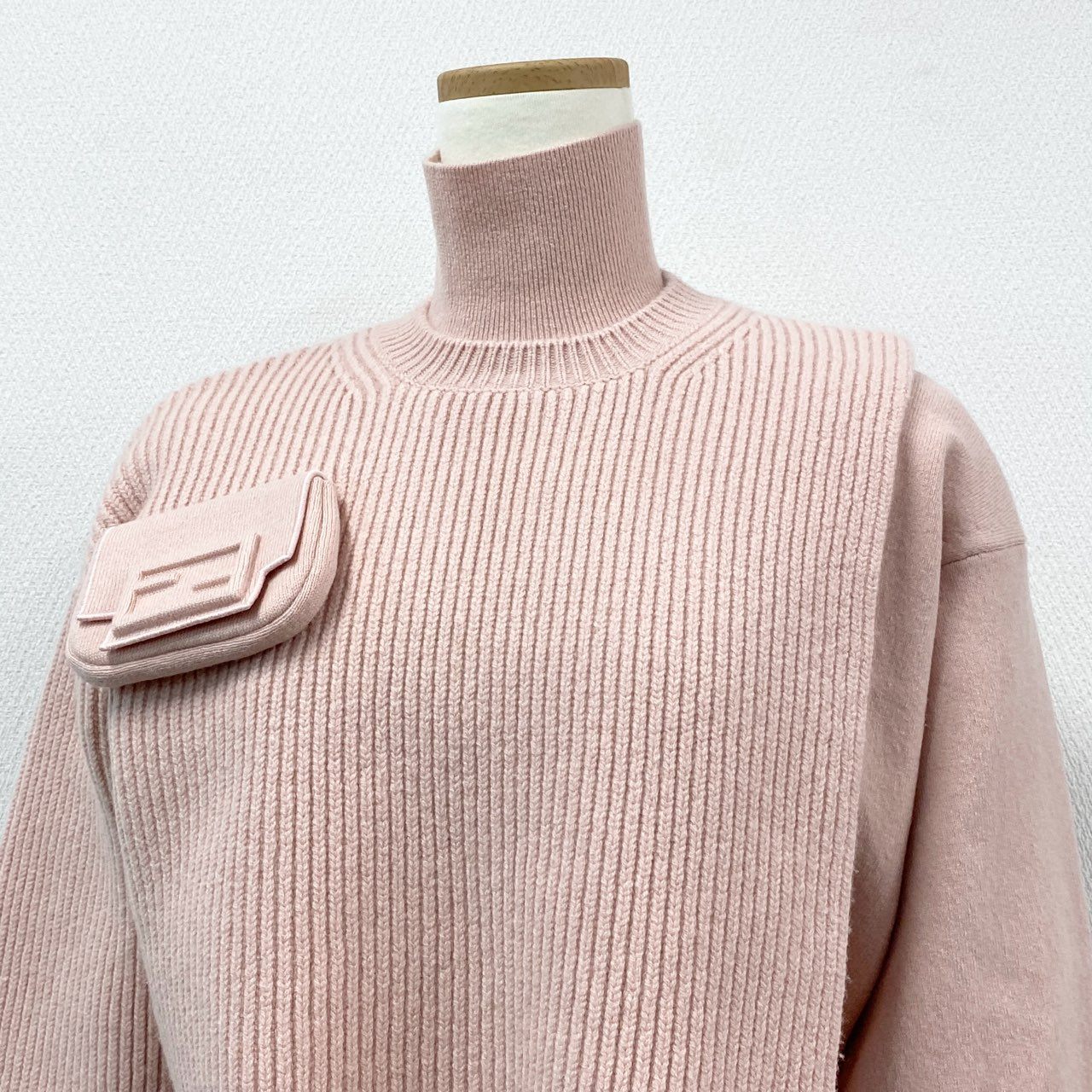 14h29 《美品》FENDI フェンディ バゲットコレクション レイヤードニット カシミヤニット FFロゴ FZX901 AMDA 36サイズ ピンク レディース 女性用k02i