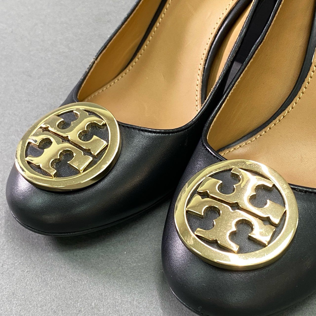 2k9 《美品》 TORY BURCH トリーバーチ Benton レザーパンプス 5.5(約22.5cm) ブラック leather ゴールドロゴ シューズ チャンキーヒール