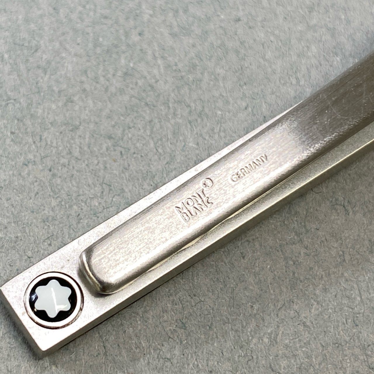j16《美品》 MONTBLANC モンブラン TIE CLIP ネクタイピン ブラック シルバー スーツ ビジネス フォーマルt18r