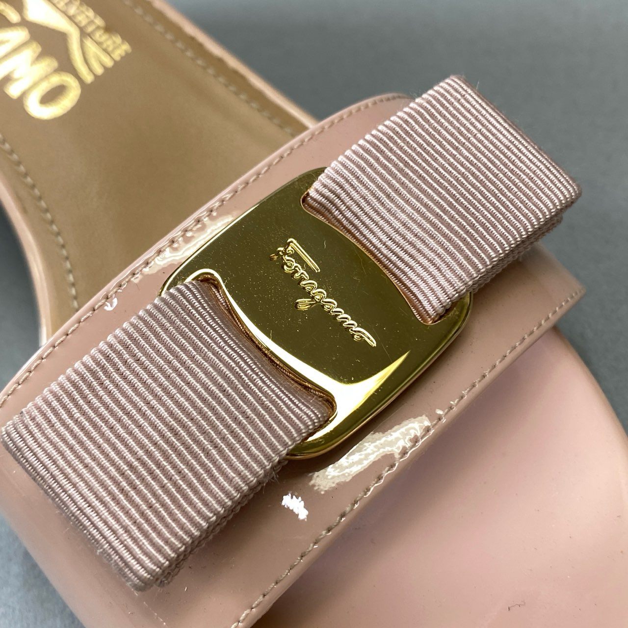 6j16《美品》 Salvatore Ferragamo サルヴァトーレ フェラガモ VARA ヴァラリボン アンクルストラップ エナメルサンダル 6 1/2 ピンク パテントレザー シューズ 箱付きt18r
