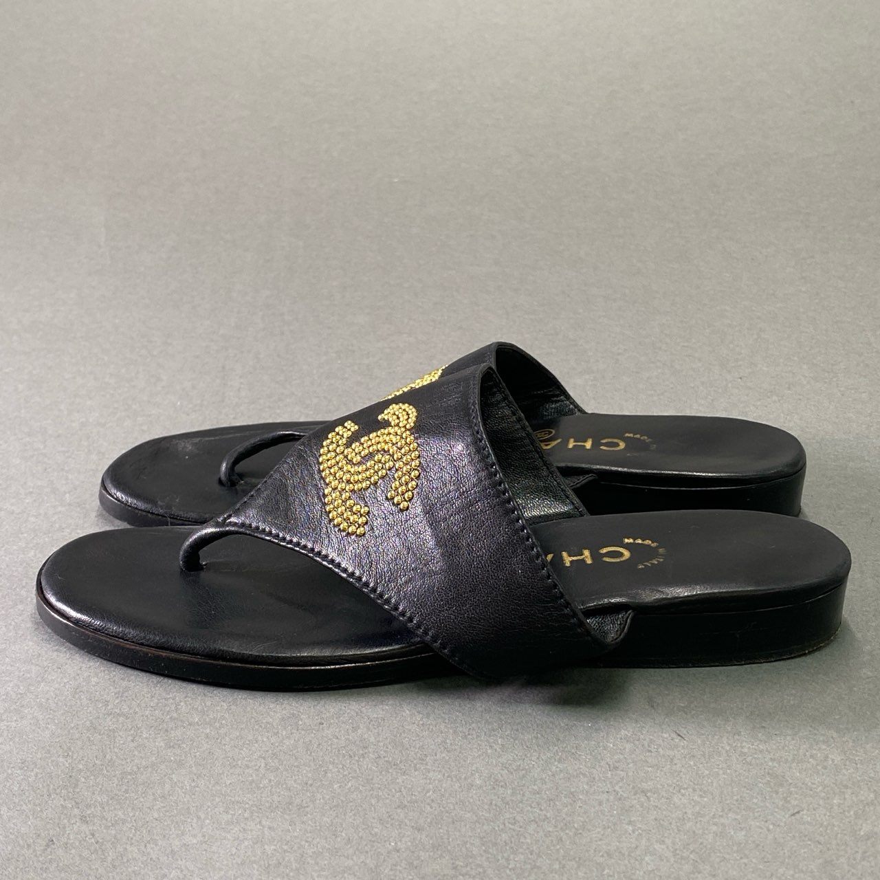 7d16 CHANEL シャネル スタッズココマーク トングサンダル 34 1/2 ブラック レザー シューズ 夏 イタリア製