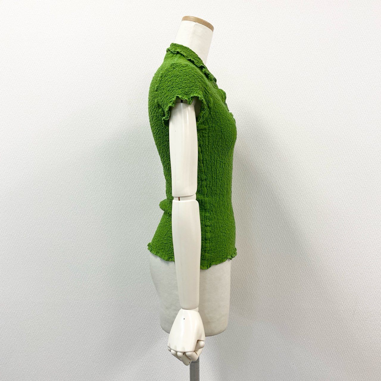 40d28 me ISSEY MIYAKE ミー イッセイミヤケ 胸元バラ刺繍 カリフラワートップス ポロシャツ ブラウス トップス 日本製 MI72FM609 フリーサーズ グリーン