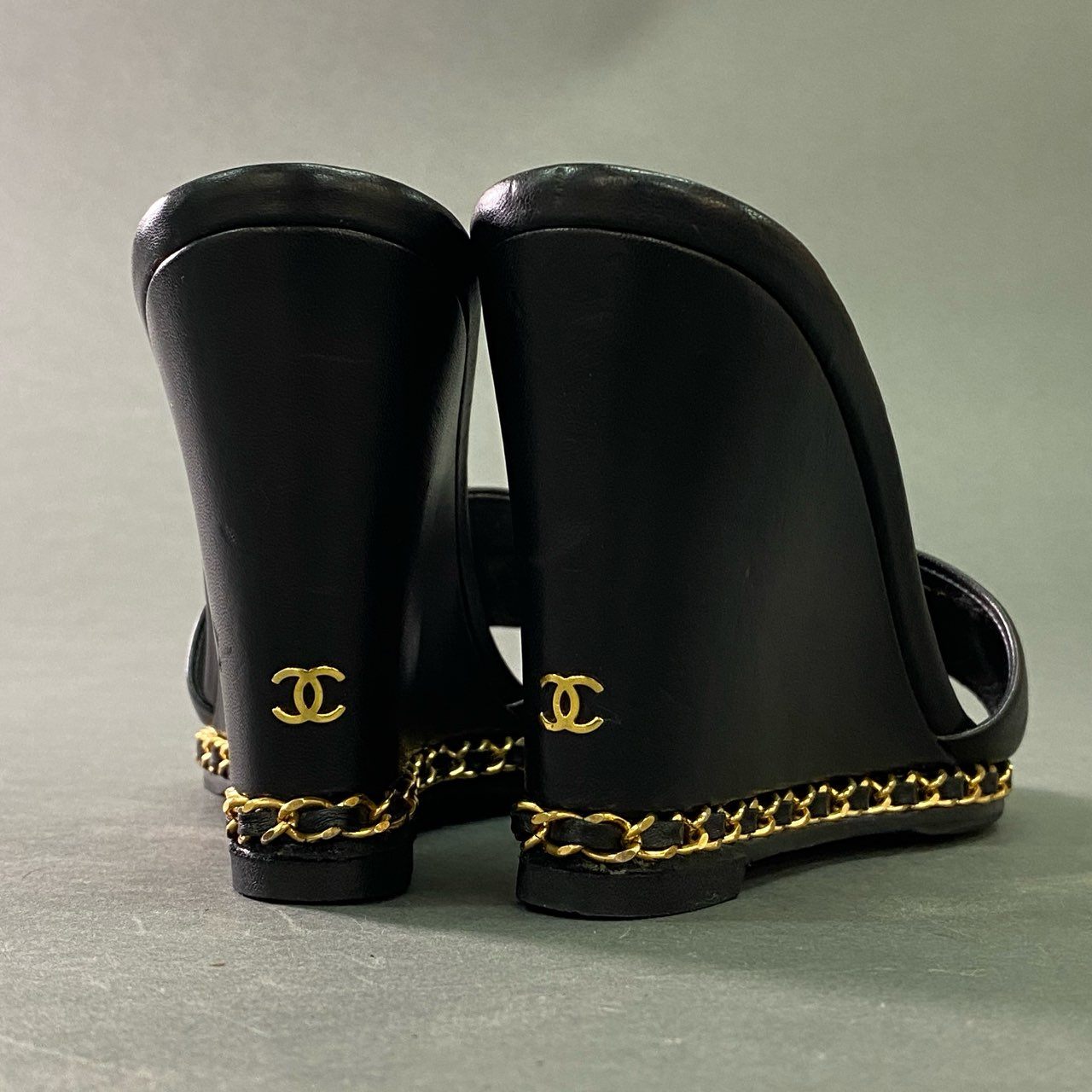 7b12 CHANEL シャネル ウェッジソール レザーサンダル オープントゥ チェーン装飾 ココマーク イタリア製 レディース 39 ブラック 本革