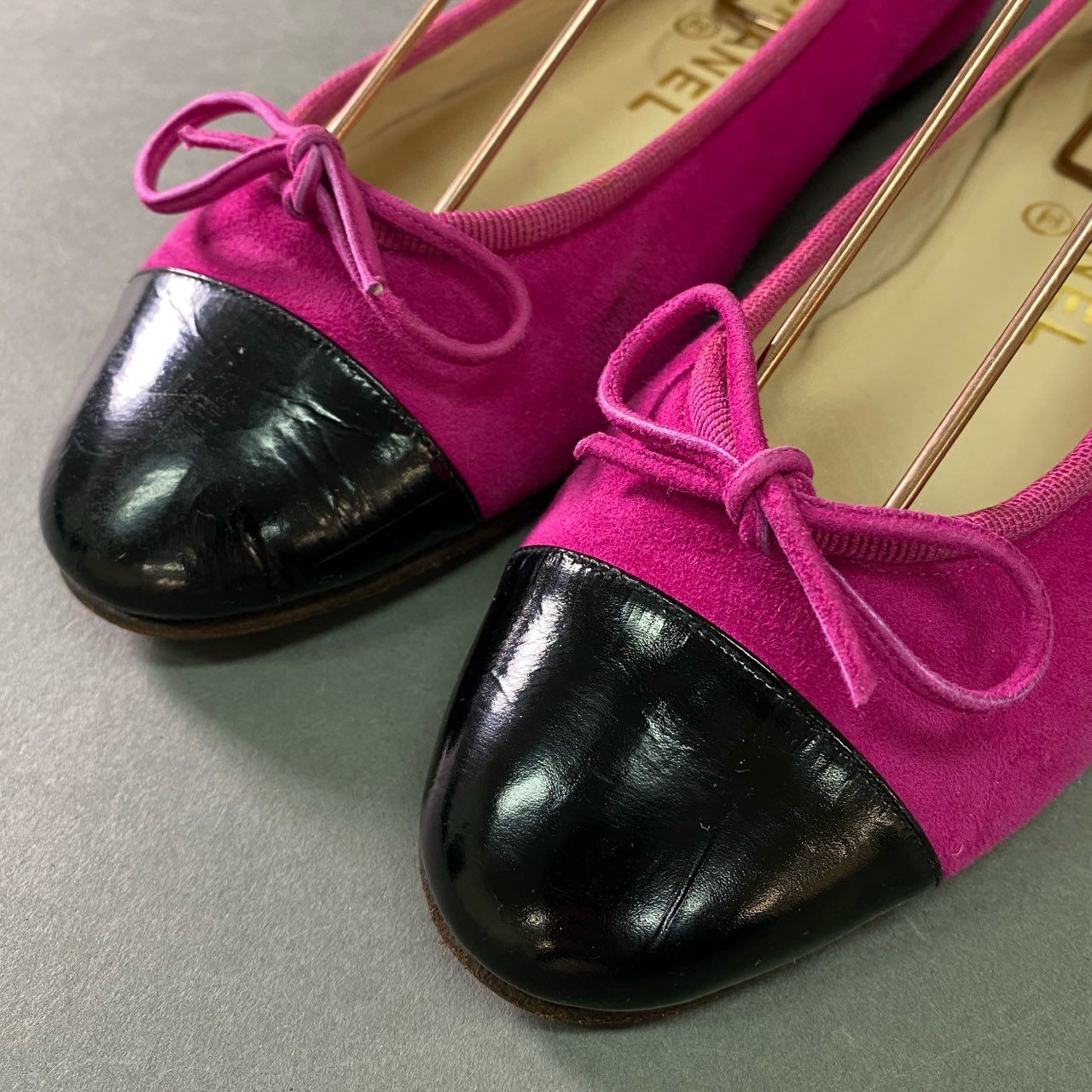 6b27 CHANEL シャネル フラットパンプス レザーシューズ リボン スエードレザー切替 バイカラー イタリア製 36 ピンク ブラック 本革