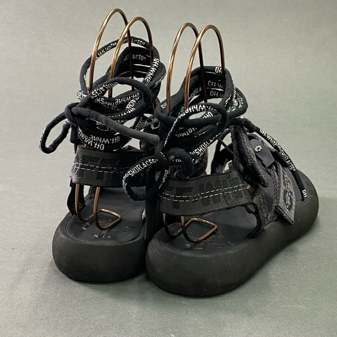 3c10 OFF-WHITE オフホワイト マルチストラップ トングサンダル 38 ブラック レースアップ シューズ 夏