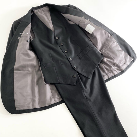 45f12-2 《美品》 KASHIYAMA オンワード樫山 2ボタン シングルスーツ セットアップ 3ピーススーツ 2022年製造 無地 冠婚葬祭 サイズS相当 ブラック メンズ 男性用