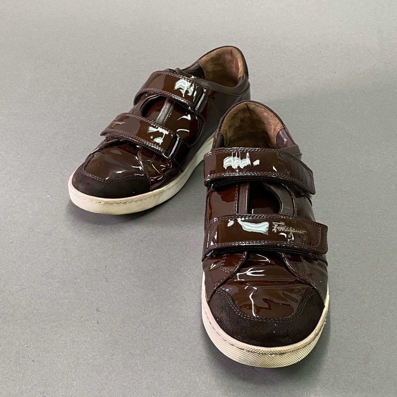 4d22 Salvatore Ferragamo サルヴァトーレ フェラガモ エナメル ベルクロスニーカー 8 1/2 ブラウン パテントレザー シューズ 箱 保存袋付き