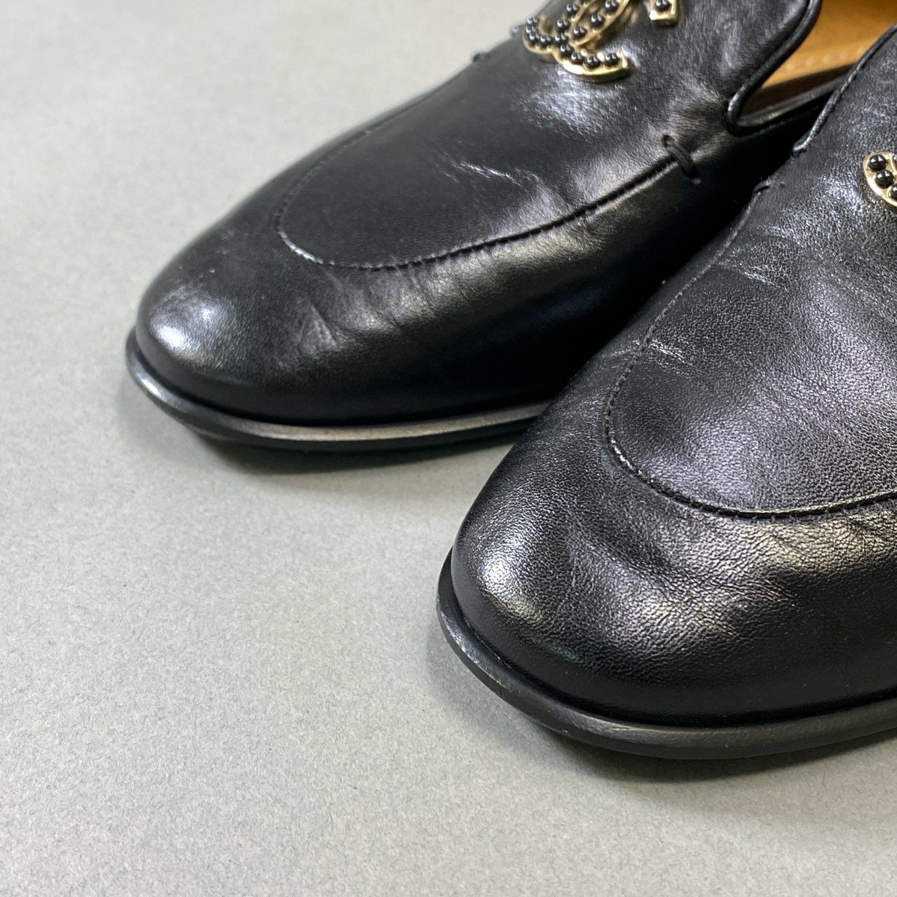 5j16《美品》 CHANEL シャネル ココマーク シャイニー カーフスキン レザーシューズ ローファー 23A G45008 35.5 ブラック レザー 箱・保存袋付きu02t