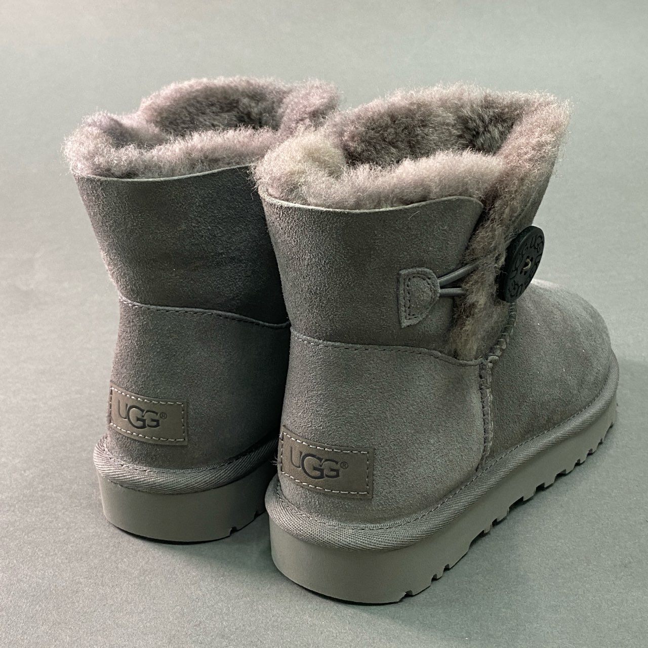 5g24 《未使用》 UGG アグ W MINI BAILEY BUTTON 2 ムートンブーツ 1016422 22cm グレー スエードレザー シューズ 箱付き_