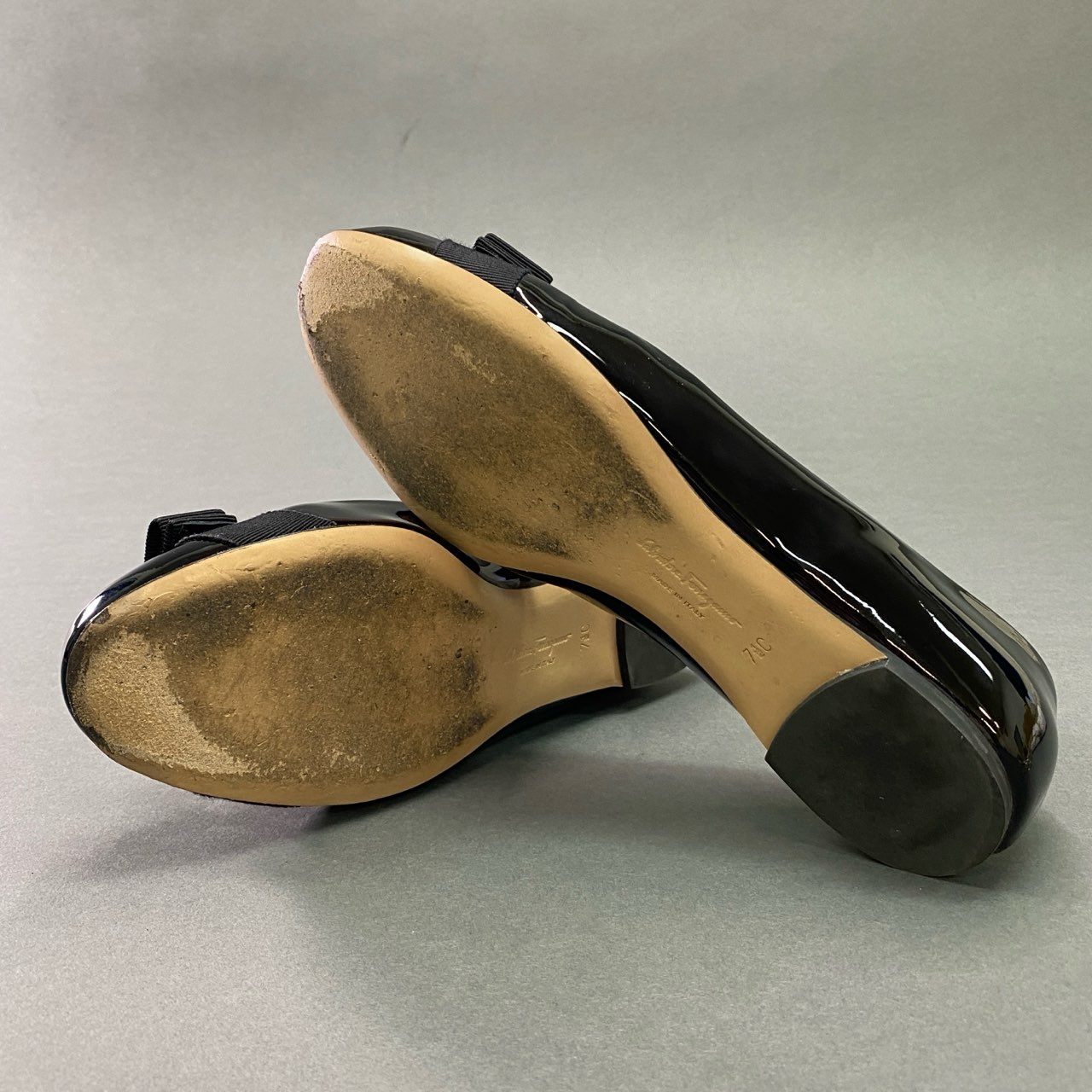 11c19 Salvatore Ferragamo サルヴァトーレ フェラガモ VARINA VARA ヴァラリボン フラットシューズ 7 1/2 ブラック パテントレザー エナメル バレエシューズ イタリア製
