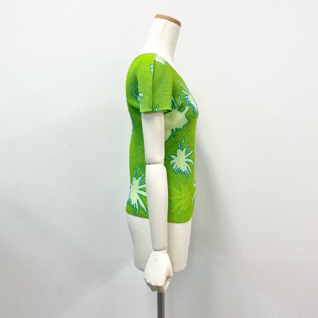 56j20 《美品》ISSEY MIYAKE me イッセイミヤケ ミー ワッフルプリーツカットソー 半袖カットソー シルエットプリント MI41FK516 F グリーン ブルー レディースu02t