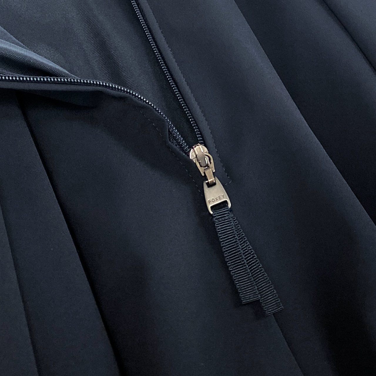 55f16 【未使用タグ付き】FOXEY NEW YORK フォクシー ニューヨーク 伸縮ストレッチ 膝丈プリーツスカート ミッドナイトブルー サイズ38 ネイビー レディース 春夏 スカート