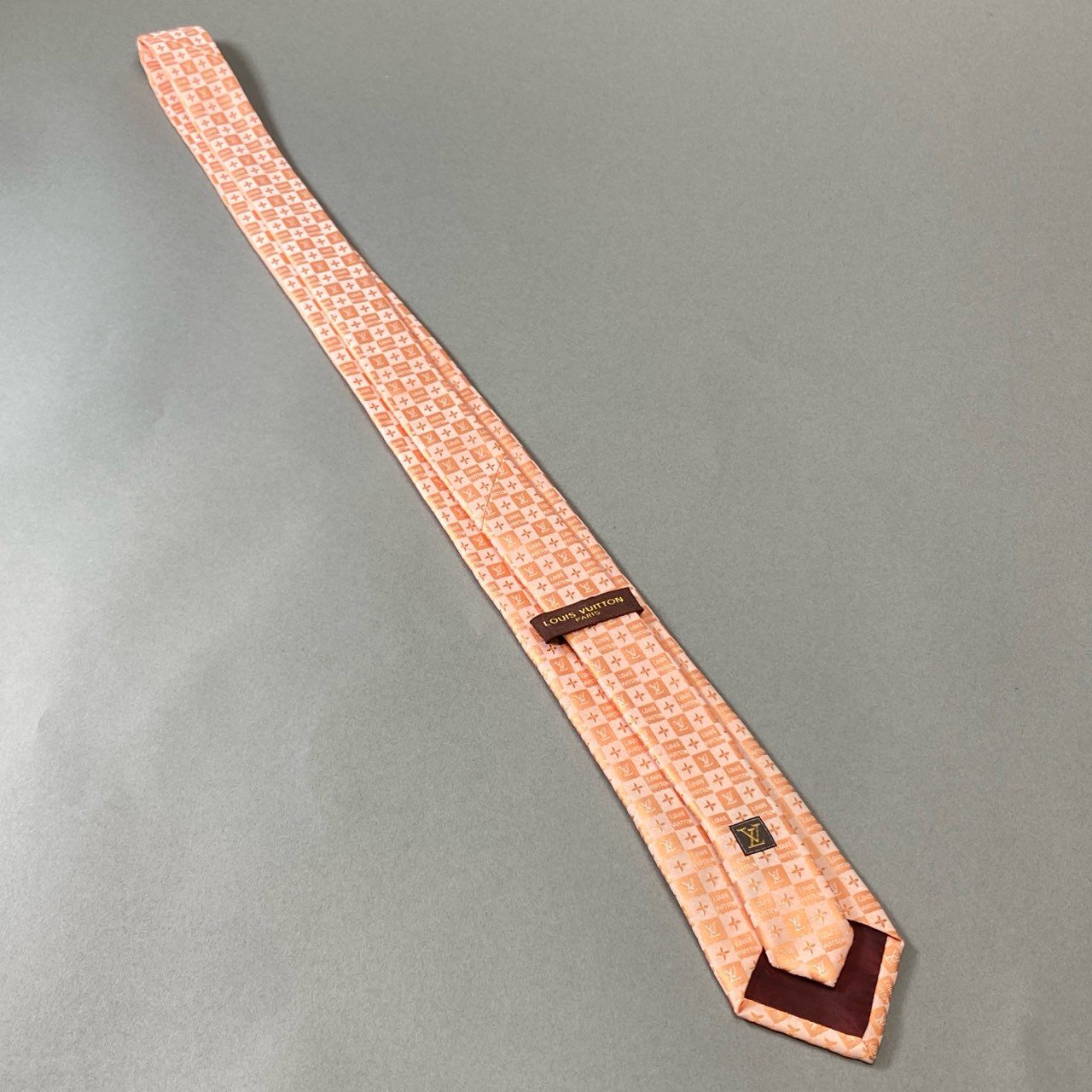 j16《極美品》LOUIS VUITTON ルイヴィトン ネクタイ シルク 絹100% フォーマル ダミエ LVロゴ ペールオレンジ メンズu02t