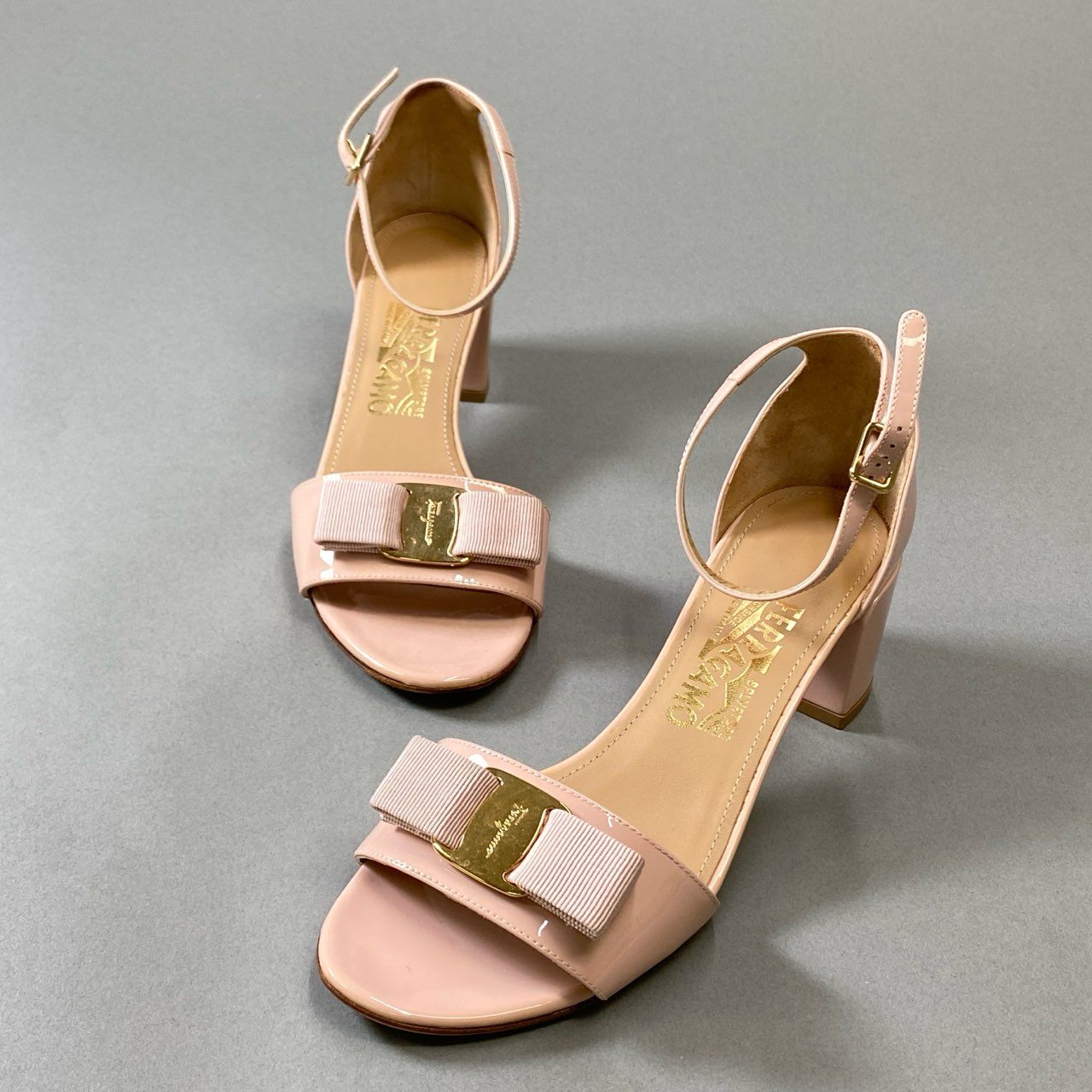 6j16《美品》 Salvatore Ferragamo サルヴァトーレ フェラガモ VARA ヴァラリボン アンクルストラップ エナメルサンダル 6 1/2 ピンク パテントレザー シューズ 箱付きt18r