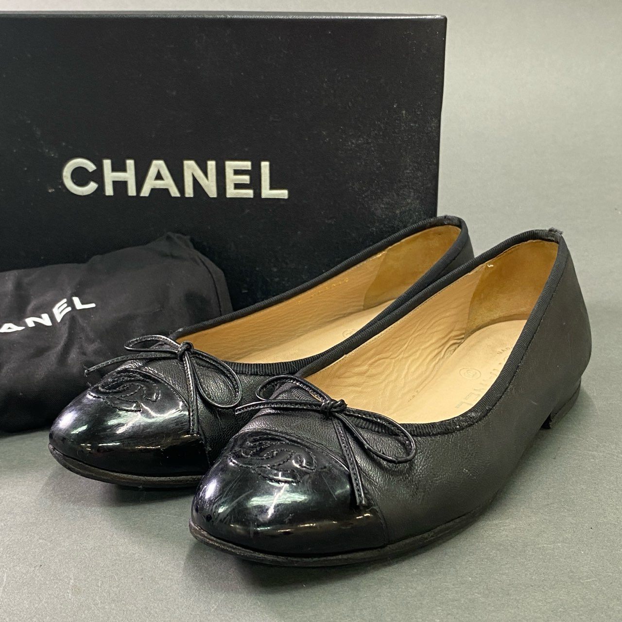 1b17 CHANEL シャネル ココマーク エナメルトゥ フラットシューズ 35 1/2 ブラック レザー イタリア製 パンプス スリッポン