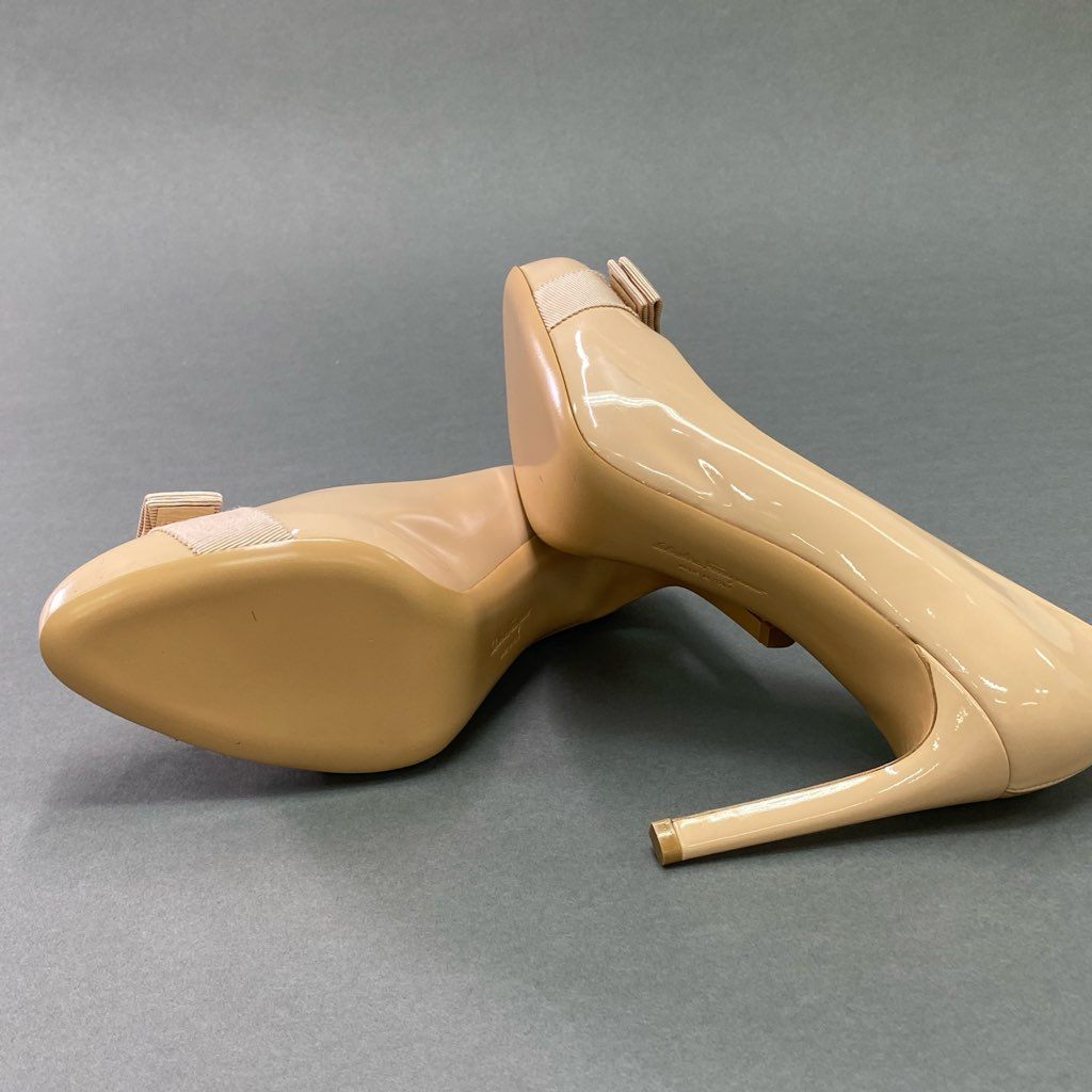 3d3 Salvatore Ferragamo サルヴァトーレ フェラガモ VARA ヴァラリボン エナメルヒールパンプス 7 1/2 ピンクベージュ パテントレザー シューズ イタリア製