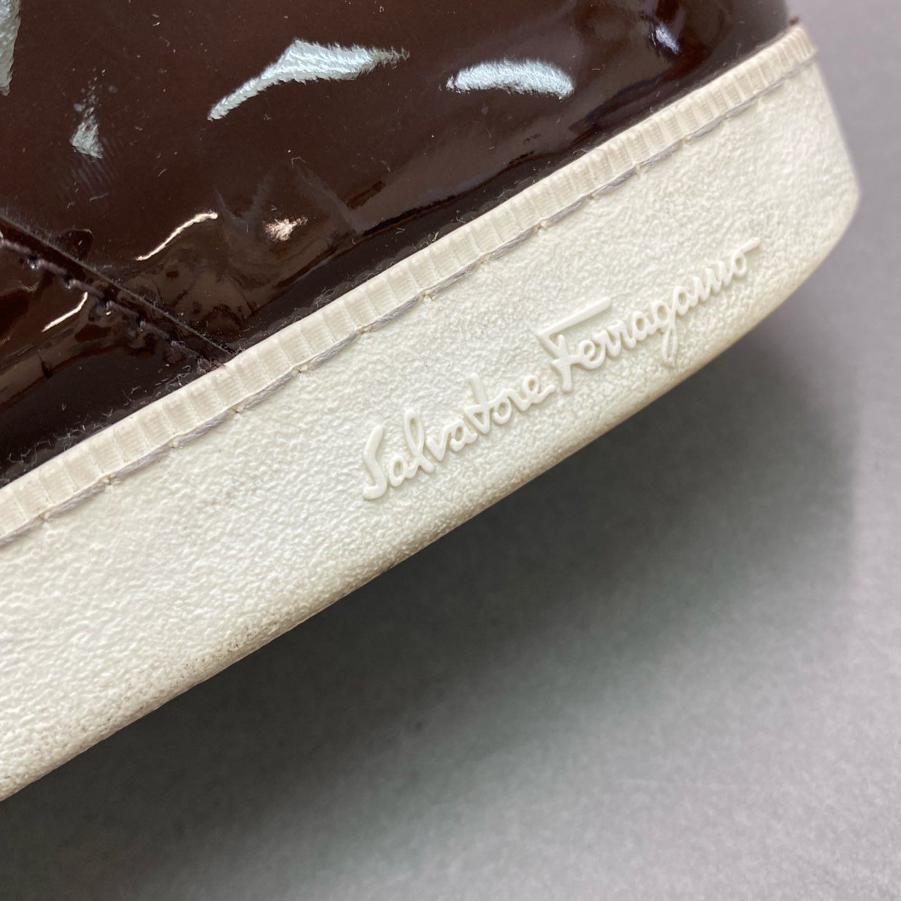 4d22 Salvatore Ferragamo サルヴァトーレ フェラガモ エナメル ベルクロスニーカー 8 1/2 ブラウン パテントレザー シューズ 箱 保存袋付き