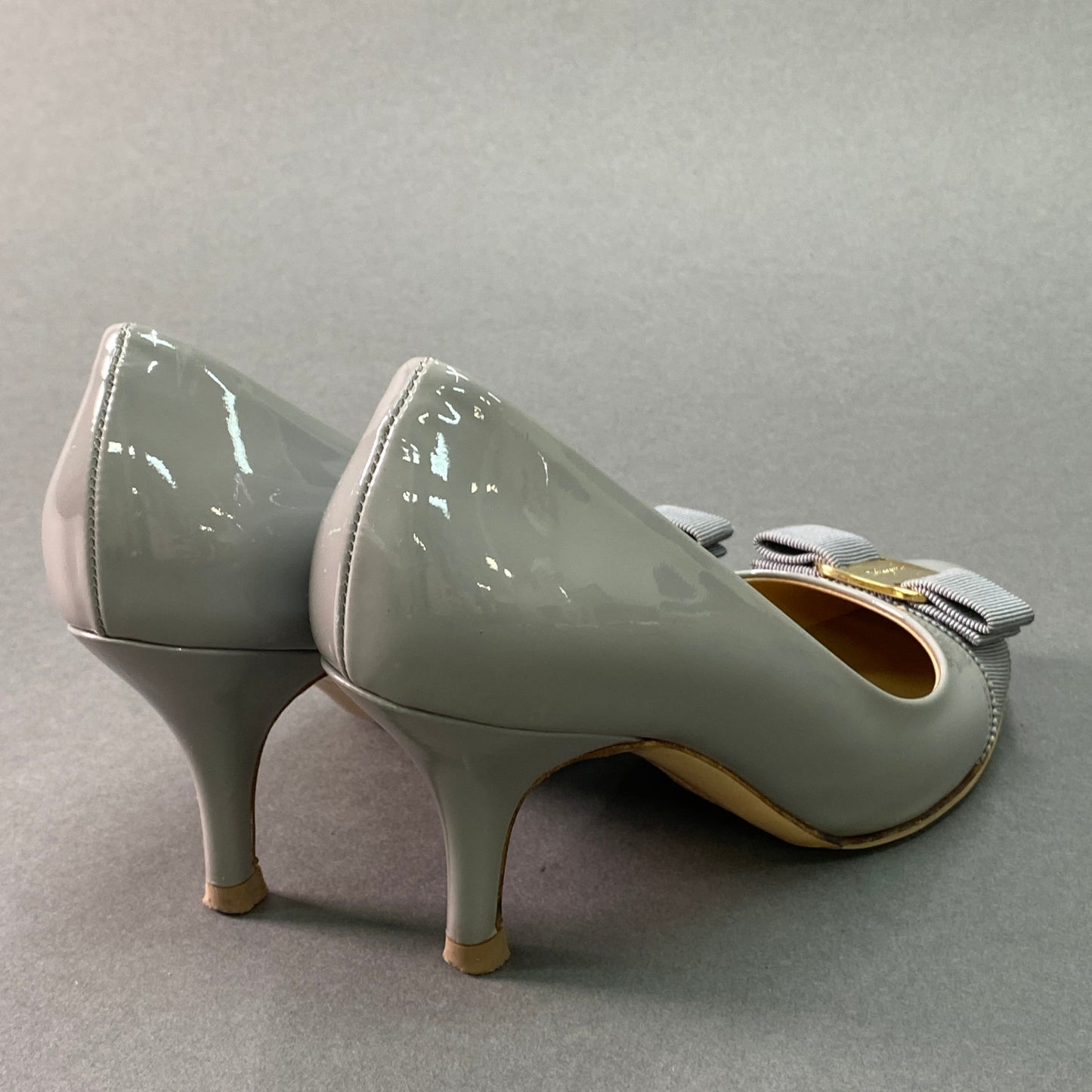 g29《美品》 Salvatore Ferragamo サルヴァトーレ フェラガモ VARA JELLY ヴァラリボンパンプス 6D ライトグレー エナメル シューズ 箱 保存袋有t18r