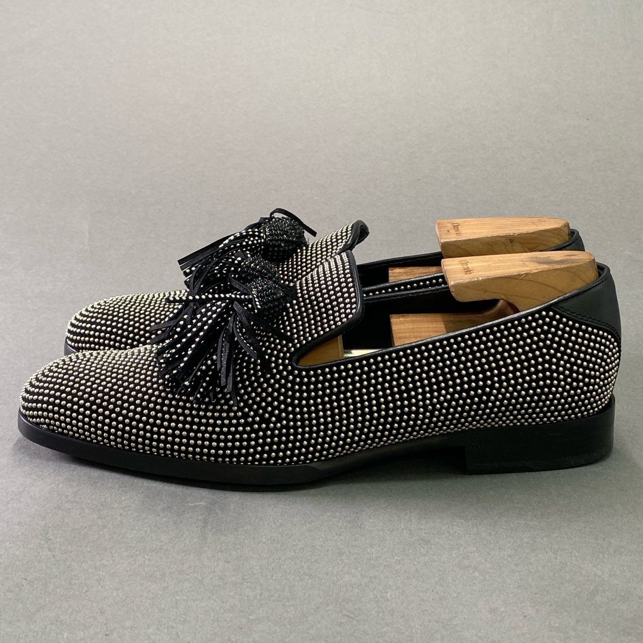 1d14 【未使用】 JIMMY CHOO ジミーチュウ スタッズ タッセルローファー 42 ブラック レザー 革靴 オペラシューズ スリッポン イタリア製 保存袋付き